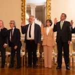 Con estas palabras, el Presidente Gustavo Petro posesionó este jueves, en el Salón Gobelinos de la Casa de Nariño, a los nuevos embajadores de Colombia ante el Reino de España, la República de Italia, el Gobierno de la Federación Suiza, la República de Cuba, la Organización para la Cooperación y el Desarrollo Económicos (OCDE) y la República de Panamá. Fotografía: Presidencia