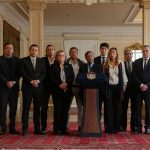 "Esta mañana hemos modificado dos aspectos de lo hasta ahora debatido por las comisiones conjuntas terceras del Congreso de la República, tanto en Senado como en Cámara. Un aspecto, no vamos a presentar un impuesto a las pensiones", indicó Petro, en compañía de los ponentes del proyecto de Ley. Foto Presidente