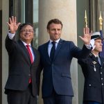 Los presidentes de Colombia, Gustavo Petro, y de la República Francesa, Emmanuel Macron, al iniciar este jueves su encuentro en el Palacio del Elíseo, en la Ciudad Luz. Foto Presidencia