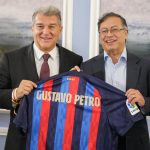 El presidentre del Club Barcelona Joan Laporta  Le entregó una camisita  del equipo con su nombre al Presidente Gustavo Petro. Foto Presidencia