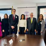 El convenio en el marco de la Estrategia Holística fue firmado por el ministro Néstor Osuna, la directora de Política de Drogas y Actividades Relacionadas, Gloria Miranda; la directora de la Misión de la USAID en Colombia, Anu Rajaraman, y la directora del Programa Nuestra Tierra Próspera, Adriana Vélez. Foto @GloriaMirandaE