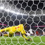 Alphonso Davies cobro un tiro desde los 12 pasos,pero Thibaut Courtois demostró su jerarquía y le contuvo el disparo para mantener el partido empatado.