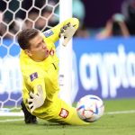 Sobre el final del primer tiempo, Polonia ganaba 1-0 pero Arabia Saudí tuvo la posibilidad de igualar el encuentro mediante el tiro penal. Pero apareció la figura de Wojciech Szczesny para atajar el disparo desde los 12 pasos a Salem Al Dawsari. Foto FIFA