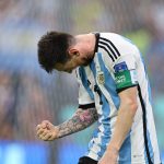 Lionel Messi acomoda la pelota en su zona predilecta en la frontal del área, apenas recostado sobre la derecha, un panorama ideal para la exquisitez y precisión de su zurda,lo que lo lleva a celebrar al lograr una victoria 0-2 ante México. Foto FIFA