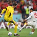Marruecos abrió el marcador desde la pelota parada. A los 72 minutos, Abdelhamid Sabiri ejecutó un tiro libre que se metió sobre el primer palo de Courtois.