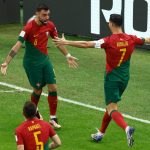 Bruno Fernandes y Cristiano Ronaldo cebran del triunfo ante Uruguay.Foto FIFA