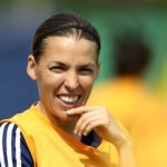 La árbitra francesa Stéphanie Frappart hará historia este jueves cuando se convierta en la primera mujer en dirigir un partido de la Copa Mundial masculina. Foto FIFA