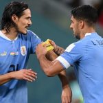 Luis suarez le entrega la cinta de capitan a Edinson Roberto Cavani .Foto FIFA