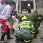 Encuentran a niña sobreviviente aferrada al cadáver de su madre