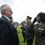 Capitán Martha Liliana Chaverra,lució con orgullo su cabello afro en ceremonia de ascensos de oficiales superiores.En la foto saluda al Ministro de Defensa