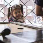 Niña en oficina de Registro Público