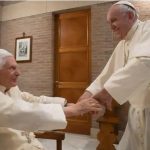 Papa Francisco con Benedicto XVI. (Foto de archivo). Crédito: Vatican Media