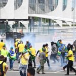 La policía recupera el control de los Tres Poderes, y los terroristas siguen acudiendo en masa a la Explanada