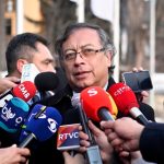 El presidente Gustavo Petro habla a los medios de comunicación en Davos,Suiza Foto Cristian Garavito – Presidencia