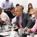 Para atender y dar soluciones a la crisis en el municipio de Rosas, Cauca, el Ministro Reyes se reunió con el senador Roy Barreras, Invias y ANI. Foto Mintransporte