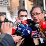 El presidente Gustavo Petro habla a los medios de comunicación en Davos,Suiza