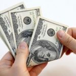 Contando billetes de dolares