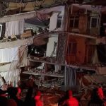 Un edificio quedó destruido tras un terremoto de magnitud de 7,4 que sacudió la provincia de Kahramanmaras, Turkiye, el 6 de febrero de 2023 en Diyarbakir, Turquia. Los trabajos de búsqueda y rescate continúan en la zona. (Omer Yasin Ergin - Agencia Anadolu)   