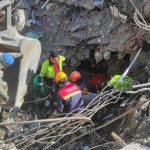 Osman Halebiye fue sacado de debajo de los escombros de su casa en el distrito de Ekinci y llevado al hospital.. (Agencia Anadolu)