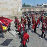 Docentes de de ASOINCA  en la plaza de Bolivar de Bogotá