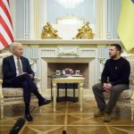 El presidente de Ucrania, Volodymyr Zelensky, y el presidente de los Estados Unidos, Joe Biden, sostuvieron conversaciones cara a cara 3