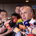 El Ministro de transporte Guillermo Reyes, Julián Osorio, y el equipo negociador del gremio de taxistas, llegaron a un acuerdo de 18 compromisos. Foto Mintransporte