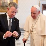 El papa Francisco saluda el expresidente y premio nobel, Juan Manuel Santos y a su espposa María Clemencia Rodríguez. Foto Instagram @JuanManSantos