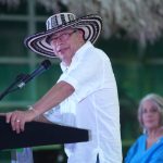 Al entregar tierras a los campesinos de Montería el presidente Petro dijo en el Gobierno buscamos democratizar la tierra fértil para que la comida pueda llegar a la mesa de las familias, independientemente de sus ingresos, y el hambre sea cosa del pasado.