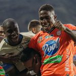 Jugadores de Envigado celebran gol en el triunfo ante Santa Fe /@EnvigadoFC