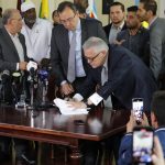 Los ministros de Justicia y del Derecho, Néstor Iván Osuna Patiño, y del Interior, Alfonso Prada Gil; la Oficina del Alto Comisionado para la Paz, en compañía de los presidentes de Senado, Roy Barreras, y de Cámara, David Racero; el presidente de la Comisión de Paz del Senado, Iván Cepeda, y los congresistas Ariel Ávila y Alirio Uribe, radicaron hoy ante el Senado el Proyecto de Ley 'Por la cual se establecen mecanismos de sujeción a la justicia ordinaria, Foto Minjusticia