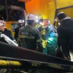 Momento exacto donde uno de los mineros atrapados logra ser rescatado con vida del lugar de la explosión de mina en Sutatausa