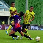 Alianza Petrolera tomó un respiro en la lucha por no descender e hizo respetar su localía en el clásico santadereano, tras derrotar 2-0 al Atlético Bucaramanga.Foto Dimayor