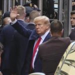 El expresidente de Estados Unidos Donald Trump llega a un tribunal de Nueva York, EEUU, para comparecer por cargos relacionados con un pago de "dinero para callar" a la estrella de cine para adultos Stormy Daniels. Foto Fatih Aktas - Agencia Anadolu