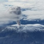 El lunes 10 de abril, 7 y 31am; imágenes del Nevado del Ruiz con las fumarolas en plena erupción