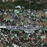 Hinchas de Nacional se enfrentan con las autoridades al interior del Atanasio Girardot.TTwitter @DanielRago7
