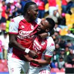 Después de varios remates con Sambueza y Enamorado, sobre el minuto 35 llegó el primer gol de Santa Fe después de un saque largo del portero local. Fue Hugo Rodallega quien conectó con pierna derecha y sacó un fuerte remate cruzado para el 1-0.Foto Dimayor