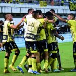 Alianza Petrolera dio la sorpresa al quitarle el invicto al líder Águilas Doradas y quedó al borde de la clasificación a los cuadrangulares finales. Foto Dimayor