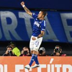 A los 16 minutos Leonardo Castro de Millonarios remató con fortaleza ante la marca de dos defensores, rompiendo la resistencia de Cavichioli. Foto Conmebol