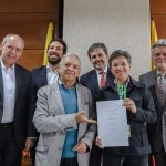 La alcaldesa de Bogotá recibio la garantia del Gobierno Nacional para el Metro de parte del Ministro de Hacienda Ricardo Bonilla.Foto Alcaldía de Bogotá
