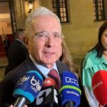 El expresidente Álvaro Uribe estuvo reunido con el canciller, Álvaro Leyva, durante dos horas en el centro de Bogotá. - Foto SEMANA