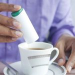 © Unsplash/Towfiqu barbhuiya Los edulcorantes artificiales se utilizan habitualmente para endulzar el café y el té.