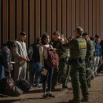 En abril fueron arrestados cerca de 19.000 colombianos, situando al país en el tercer escalafón con el mayor número de arrestos el mes anterior. Foto qian weizhong