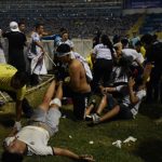 Multiples heridos en el estadio Cuscatlán tras estampida entre aficionados de FAS y Alianza. Foto DEM-Emerson del Cid