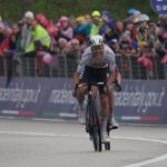João Pedro Gonçalves Almeida (UAE Team Emirates) ganó la etapa 16 del 106° Giro de Italia, el Sabbio Chiese-Monte Bondone de 203 km. Geraint Thomas (Ineos Grenadiers) y Primož Roglič (Jumbo-Visma) terminaron segundo y tercero respectivamente. Foto  Prensa del Giro de Italia 2023