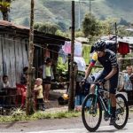 Juan Camilo Sierra estableció un récord mundial al subir tres veces seguidas en bicicleta el Alto de Letras. Fueron 486,4 kilómetros de recorrido, en menos de 24 horas.Foto Cortesía de Juan Camilo Sierra