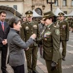 La comandante de la Policía de Bogotá, la general Sandra Hernández habla con la alcaldesa de Bogotá en el momento de su posición