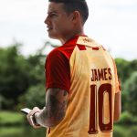 * En su visita a Ibagué para inaugurar una tienda de café de su propiedad, James Rodríguez se puso la camiseta del Deportes Tolima. Foto Cortesía @Davixito