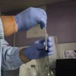 Un técnico de laboratorio verifica una prueba de VIH suministrada por el Gobierno en Yakarta, Indonesia. (Anton Raharjo - Agencia Anadolu)