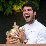 El tenista español Carlos Alcaraz se coronó hoy campeón del Abierto de Wimbledon, tras vencer en la final al serbio Novak Djokovic en cinco sets