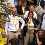 Jonas Vingegaard muestra su bicicleta, con la que ha ganado su segundo Tour. Foto EITB Media